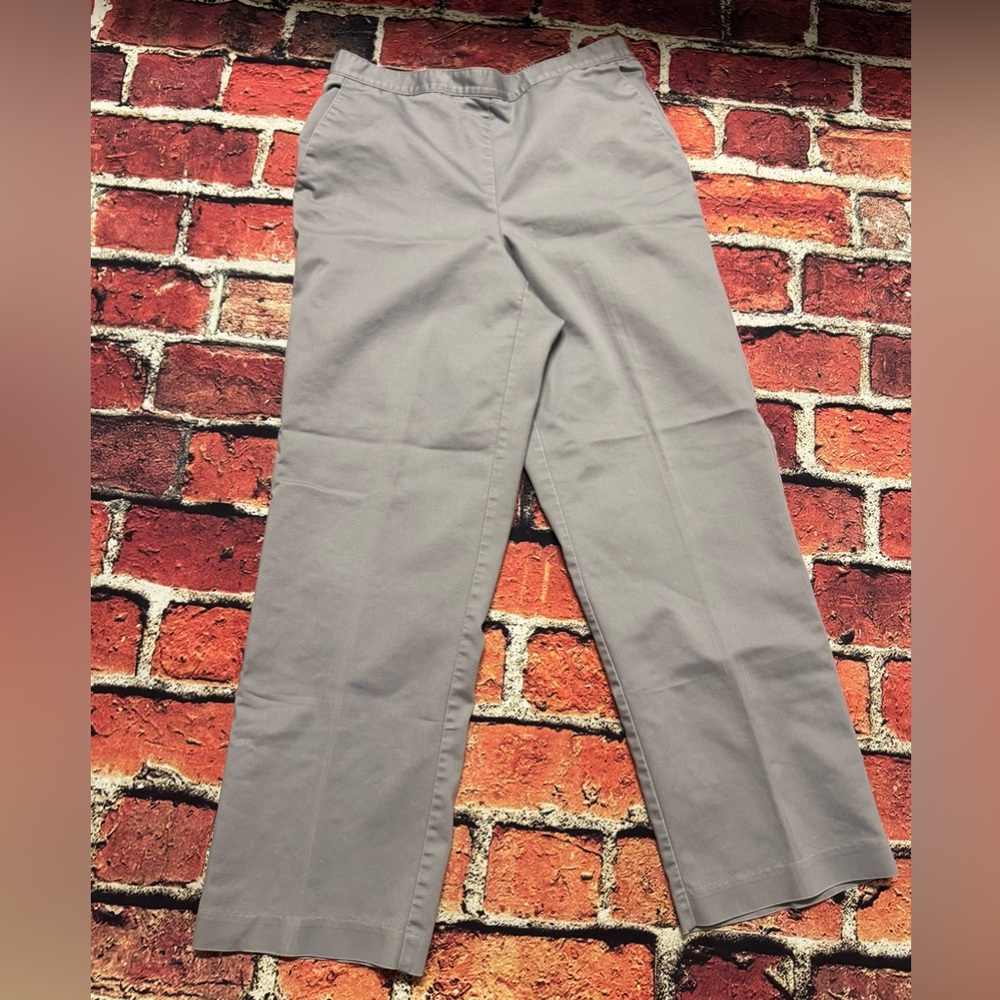 Preowned Alfred Dunner Gray Capris Size 8 Inseam 25” Waist 28” Item #PHK6813